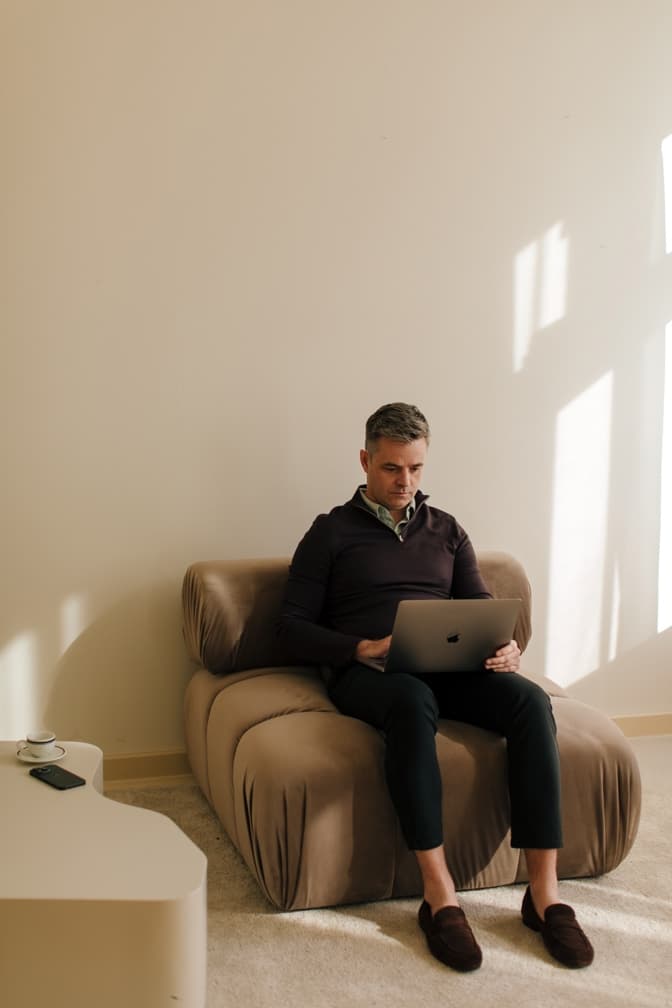 Freelancer pracujący nad swoją ofertą